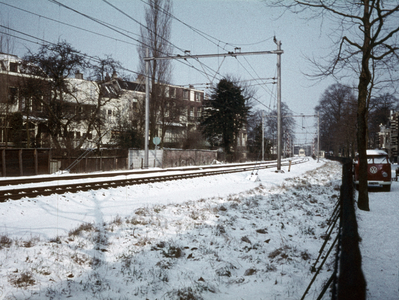 19994 Gezicht op de besneeuwde spoorlijn langs de Wolter Heukelslaan te Utrecht, uit het zuiden.